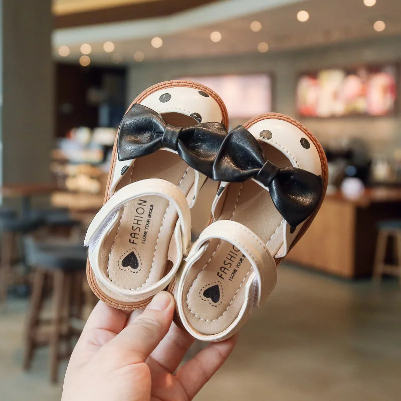 Sandalias de cuero para bebé y niña, zapatos de verano para niños pequeños con cubierta de dedo, sandalias de playa con puntos y pajarita de princesa