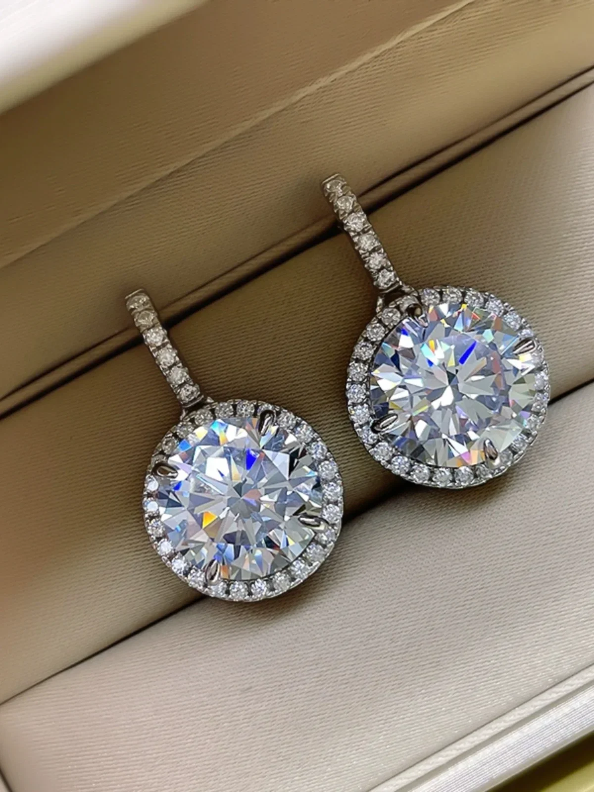 Explosive 5-carat imported high carbon diamond earrings with a high-end and atmospheric temperament, suitable for round faces