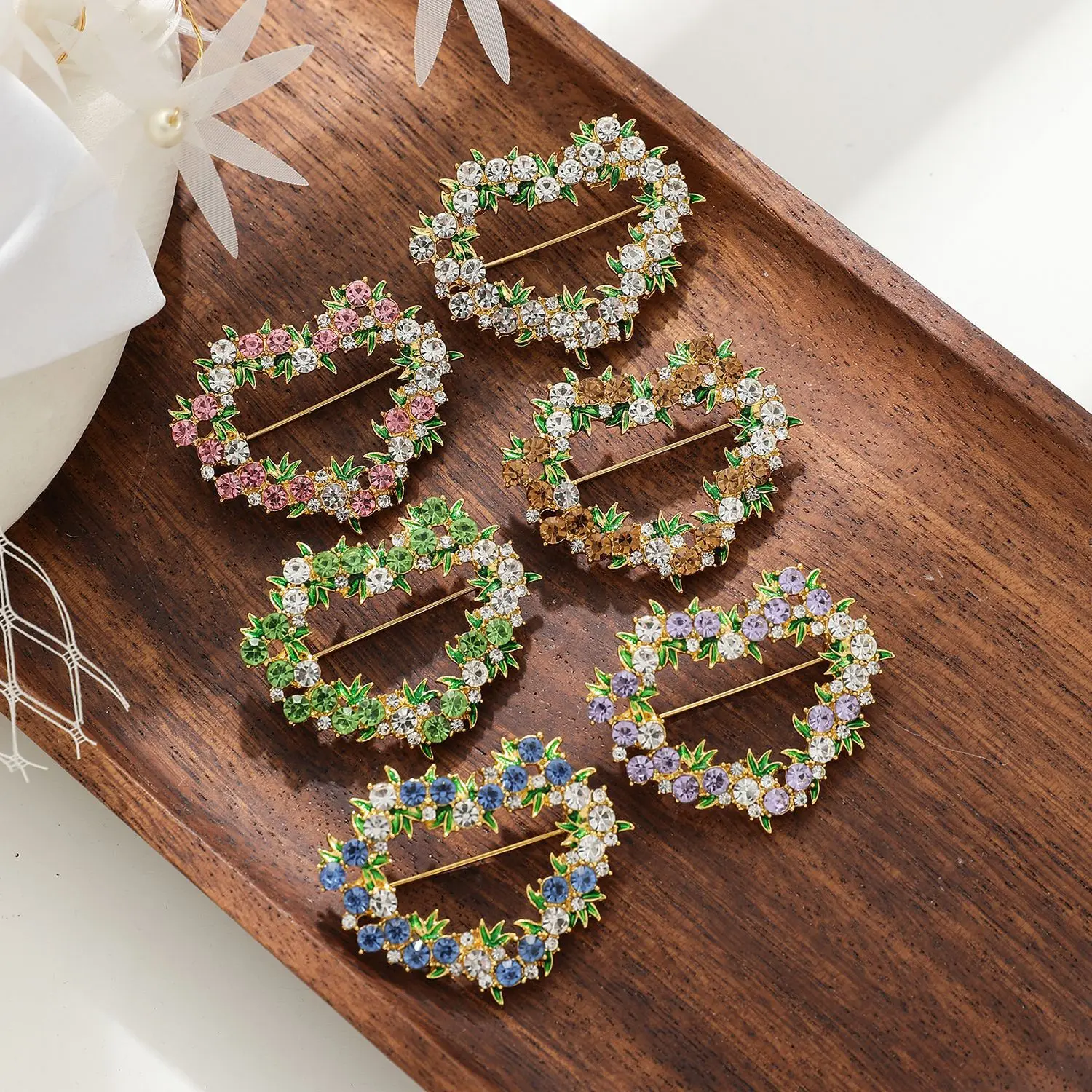 Advanced water diamond heart-shaped brooch, stylish clothing accessories, chest flowers, pin accessories, anti glare buckle