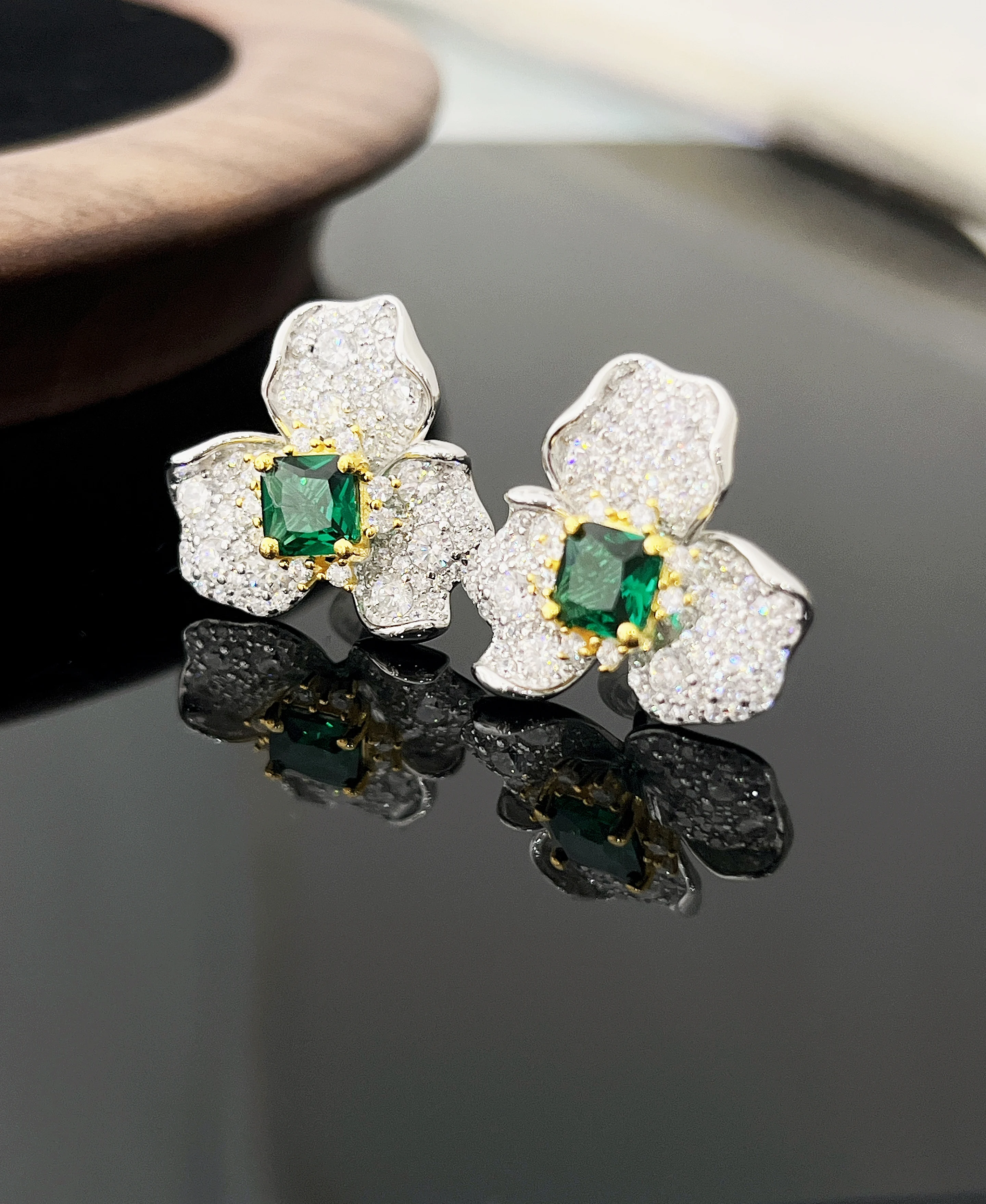 

Cross-border new emerald zirconia clover flowers silver earrings senior sense of temperament commuting versatile jewelry
