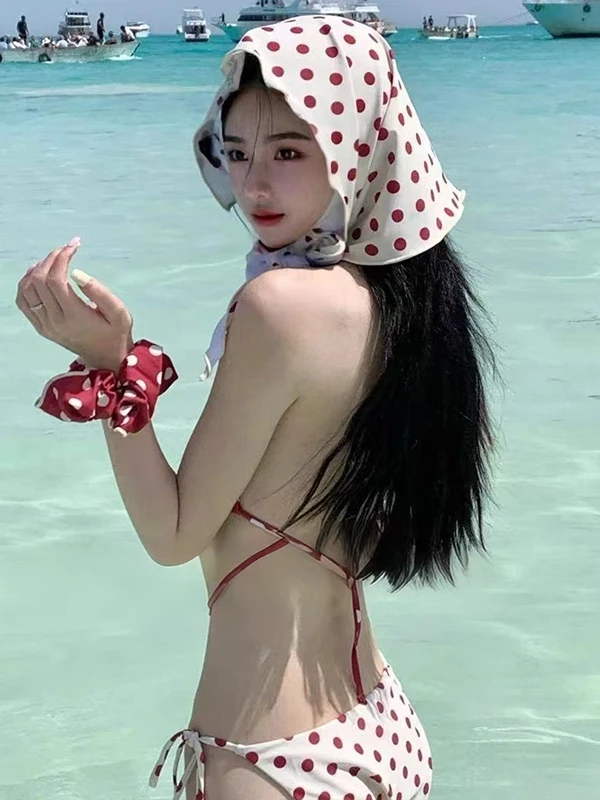 

Женский элитный купальник-бикини 2025 года, новинка, с цветовыми блоками, красный в горошек, раздельный дизайн, идеально подходит для фотосессий и отдыха на горячих источниках