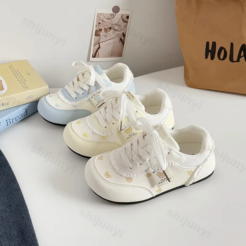 

Осенняя женская повседневная спортивная обувь 2025, удобная противоскользящая уличная вулканизированная обувь с медведем на шнуровке, модные кроссовки на плоской подошве для бега