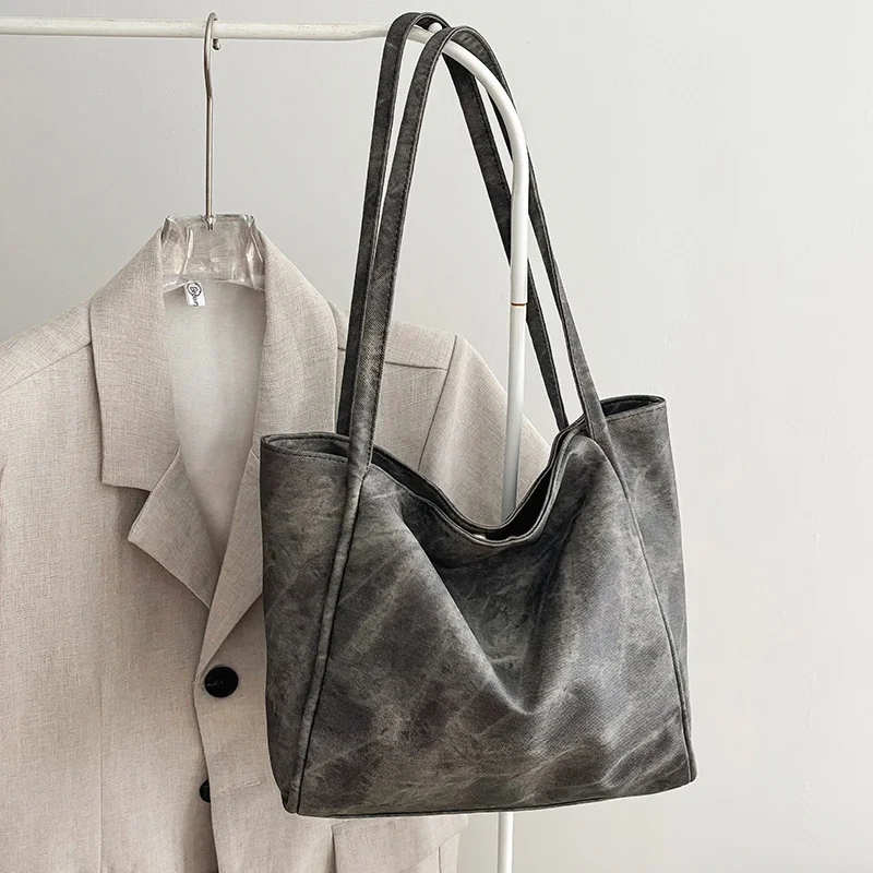 حقائب يد نسائية على الموضة لعام 2025 حقائب يد غير رسمية متعددة الاستخدامات PU بمشبك حقائب كتف ذات سعة كبيرة للتنقل بلون سادة وجودة عالية