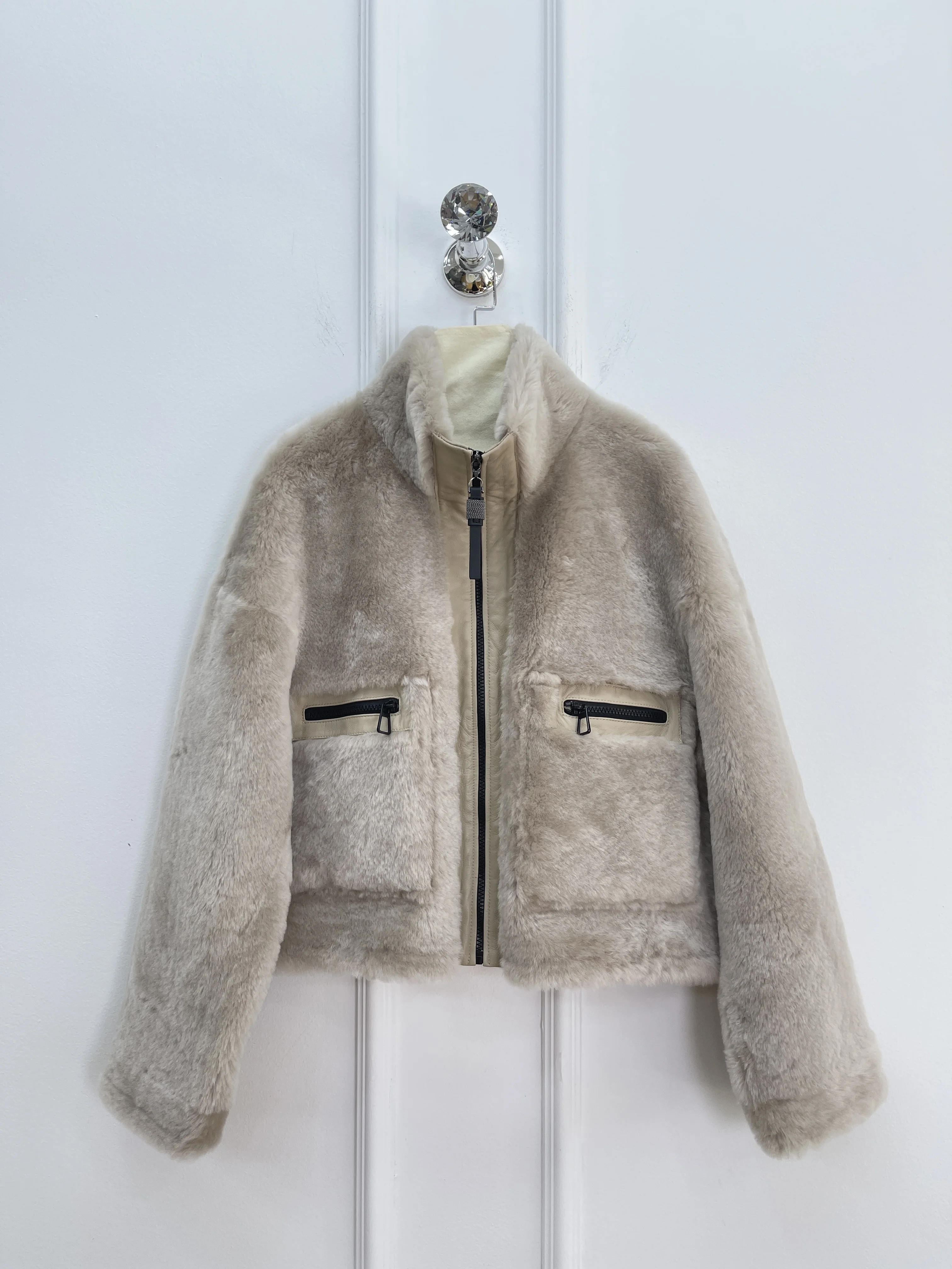 

2025 женская новая зимняя высококачественная модная дубленка, простая и стильная на молнии