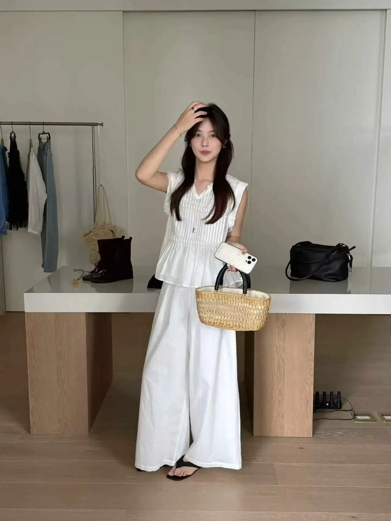 

Комплект из двух предметов: топ без рукавов LilianLegacy для похудения и повседневной носки, а также брюки с широкими штанинами. Летний модный комплект. Студенческая форма.