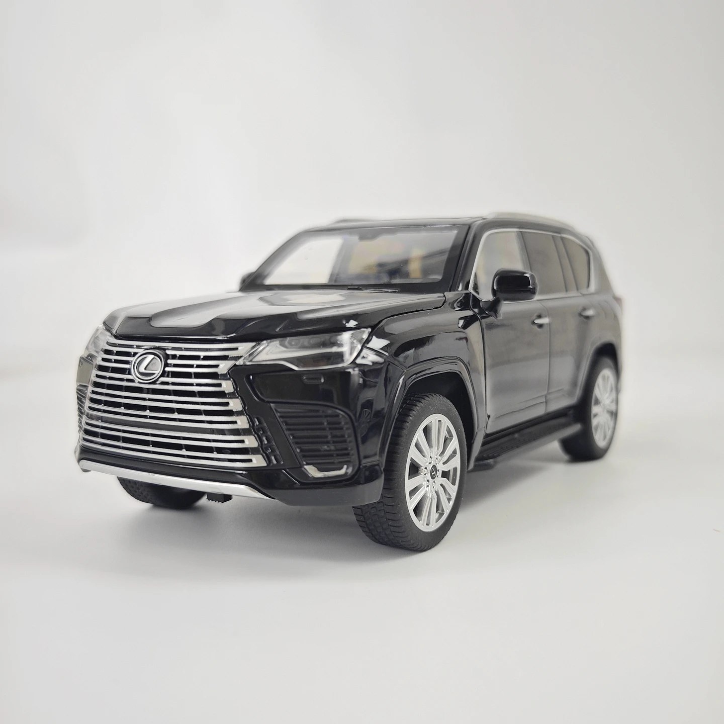 1/24 Lexus LX 2024 alloy car model, doors and engine hood, trunk can be opened with sound and light, off-road vehicle view 6