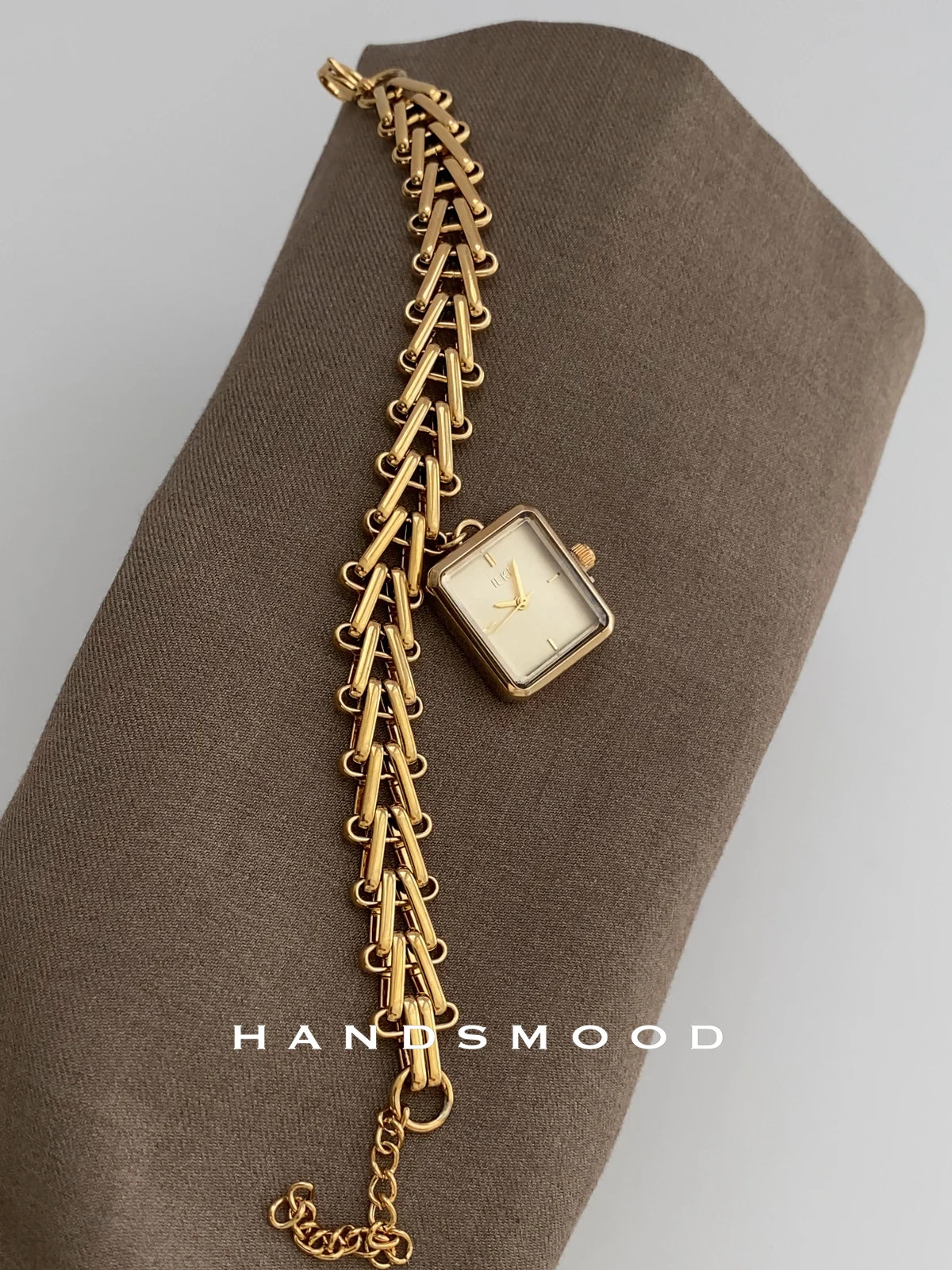 Gold Watch with Triangular Wheat Ear Dial Creative Pendant Design High-Quality Fashion Luxury Premium Ladies' Watch Gift