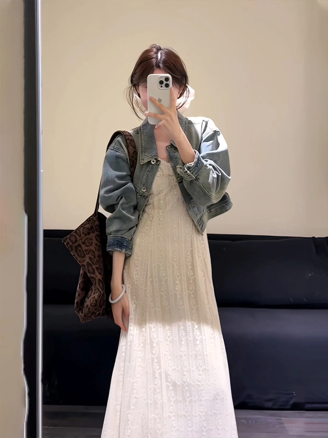 

Весенний модный комплект: джинсовая куртка больших размеров и кружевное платье-халтер. Нежный, уникальный, красивый женский костюм с длинными рукавами.