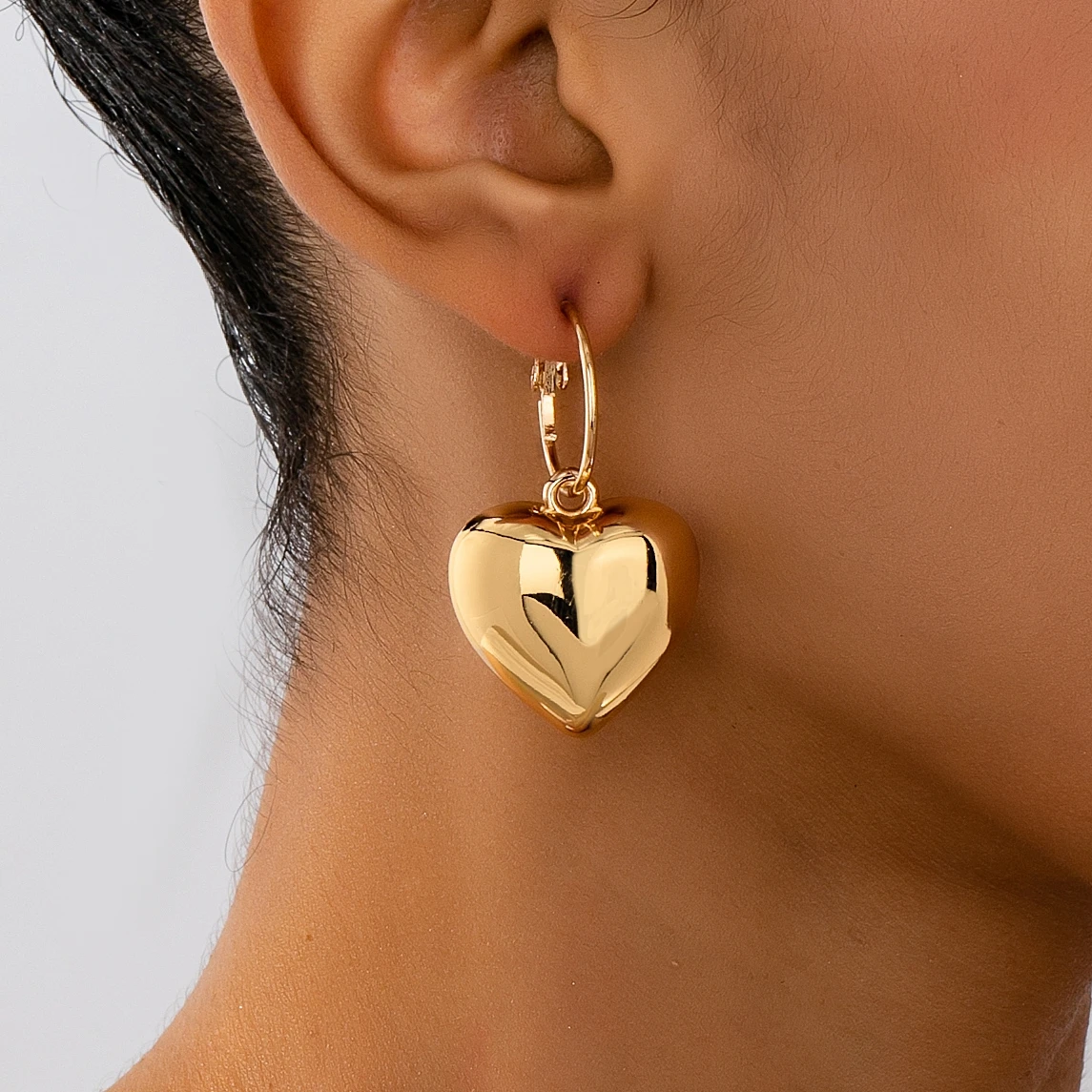 Un par de pendientes colgantes de moda para mujer, pendientes con colgante Ccb en forma de corazón liso, pendientes hip-hop simples y únicos, adecuados para uso diario, sin caja