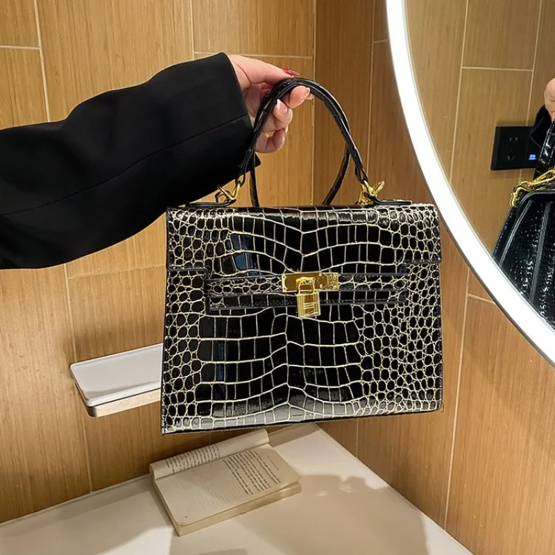 

2025 New Refined European Style Handbag - Versatile Exquisite Trendy Crossbody Bag for Light Luxury Individuals