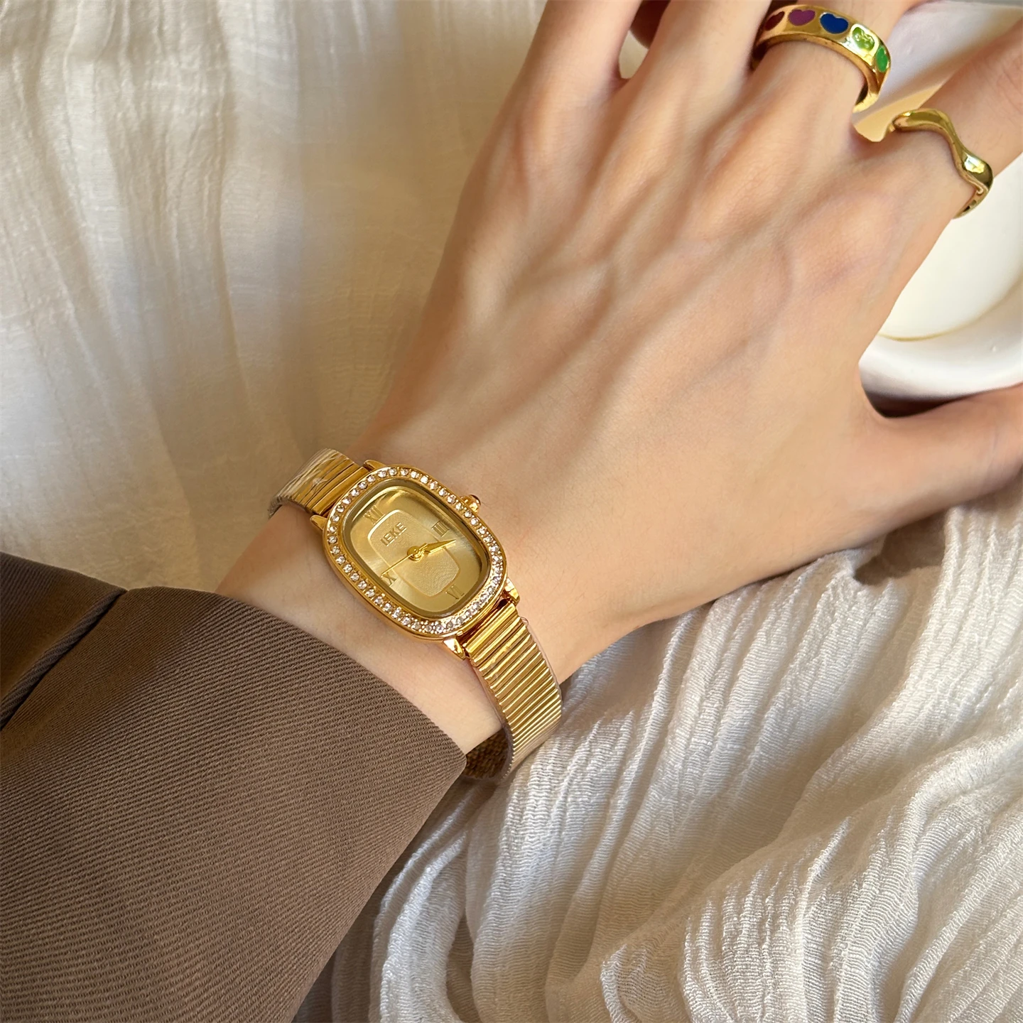 Stylish design, sophisticated oval-shaped women's watch, light luxury gold, exquisite quartz watch, elegant ladies' wristwatch.