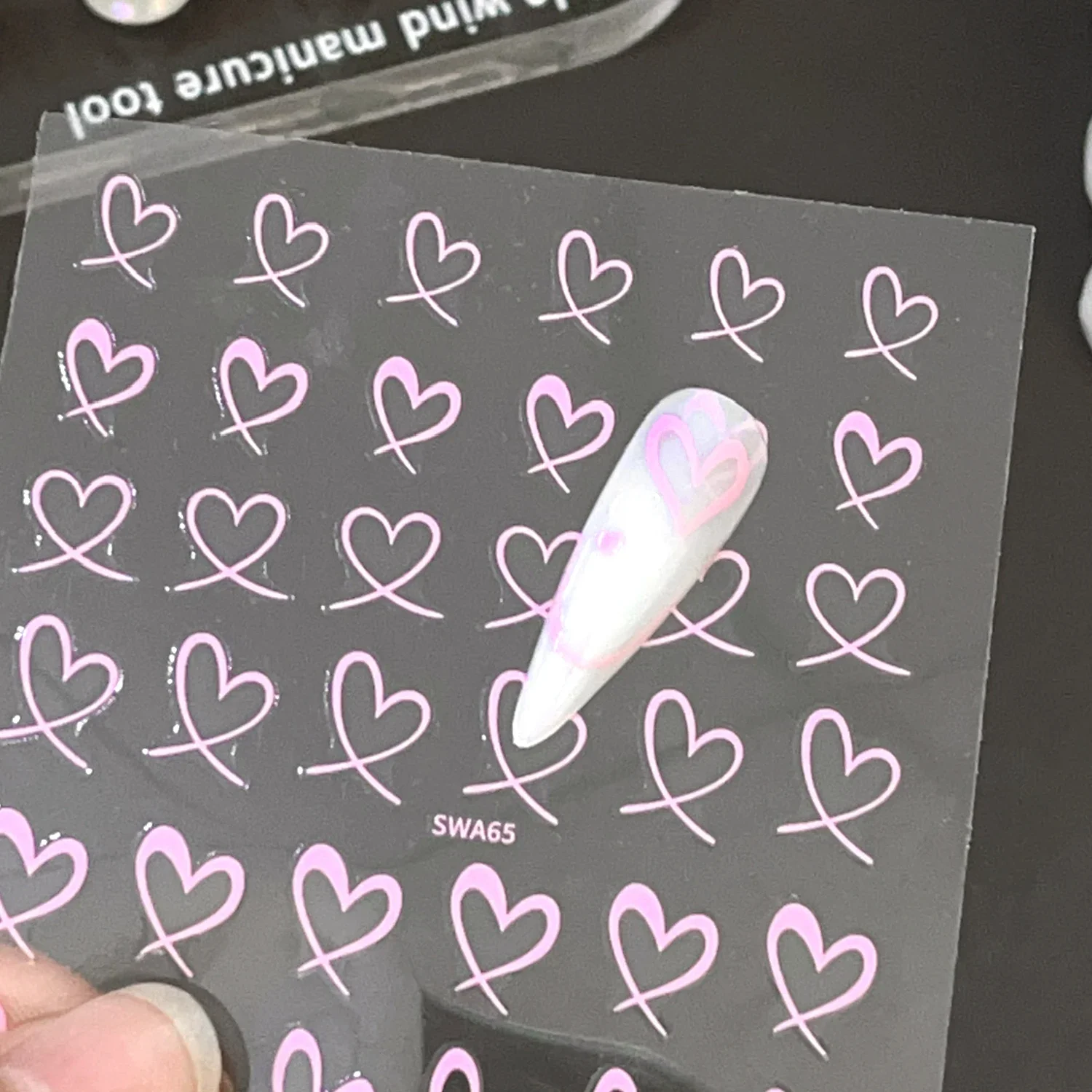 ラインラブハートネイルステッカー 3 個ブラックホワイトピンクハートネイルデカール DIY バレンタインデー粘着スライダーマニキュア装飾