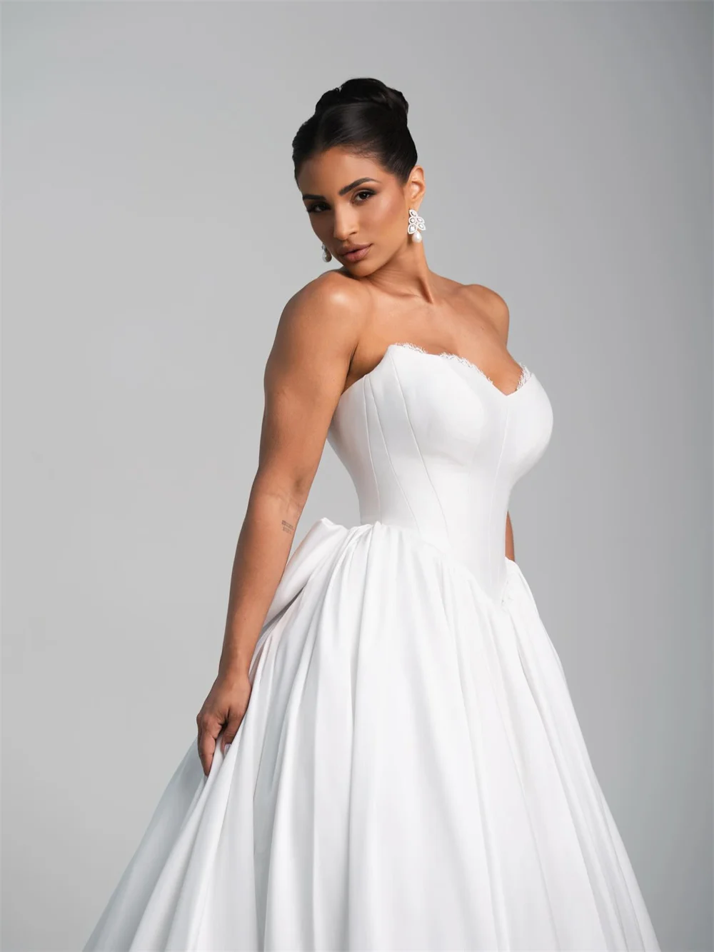 طوكيو مخصص الأبيض الحبيب الرقبة فساتين الزفاف أنيقة بلا أكمام البريدي الخلفي فستان زفاف 2025 الساتان ألف خط ثوب زفاف