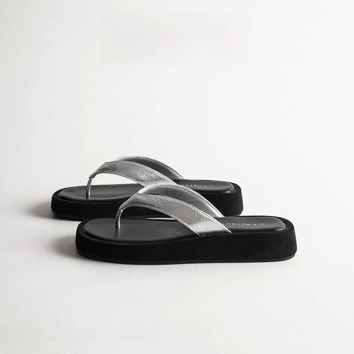 

Genuine Leather Retro Flat Bottom Thong Slippers Women Summer Outdoor Casual Beach Soft Bottom Sandals Fashionable All Match
