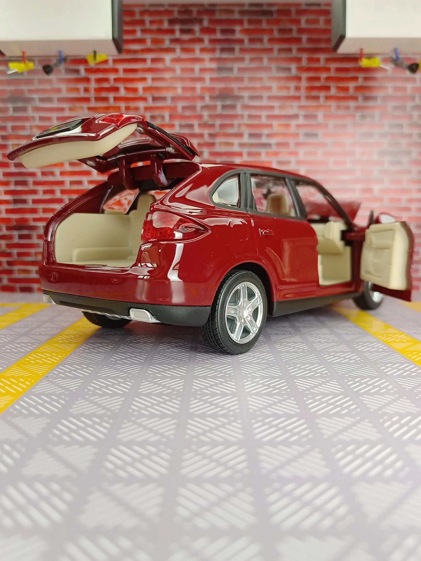 1:24 simulation Porsche Cayenne alloy car model ornaments for collection has simulated sound and lighting functions