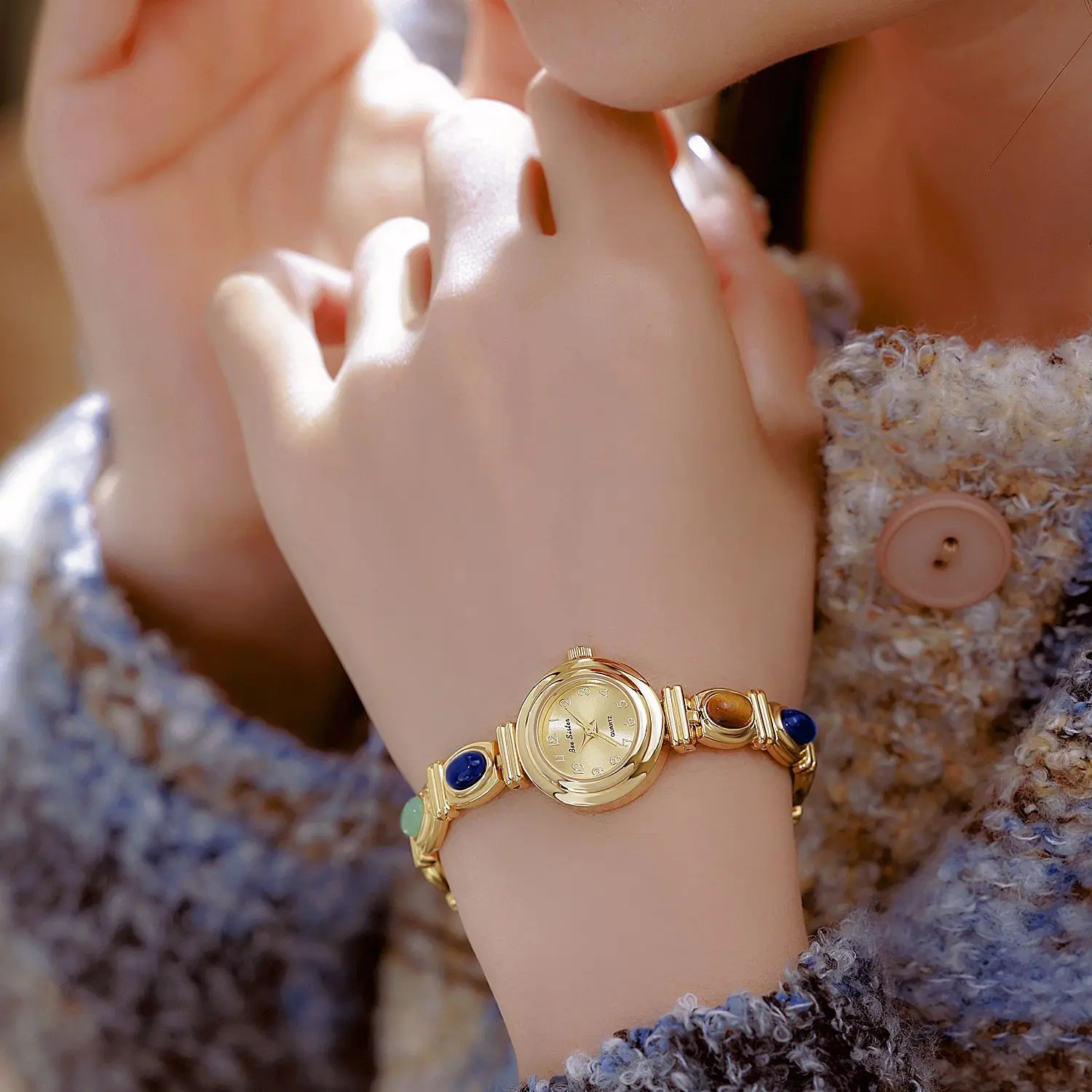 Женские часы с шелковой текстурой и круглым корпусом из сплава, инкрустированные натуральными драгоценными камнями, элегантная женская цепочка для кварцевых часов