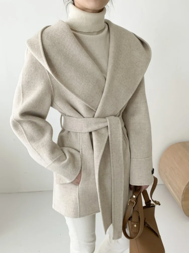 

Шикарное осеннее шерстяное пальто с поясом, подчеркивающим талию, длинными рукавами, карманами и эффектом стройности, в деловом стиле