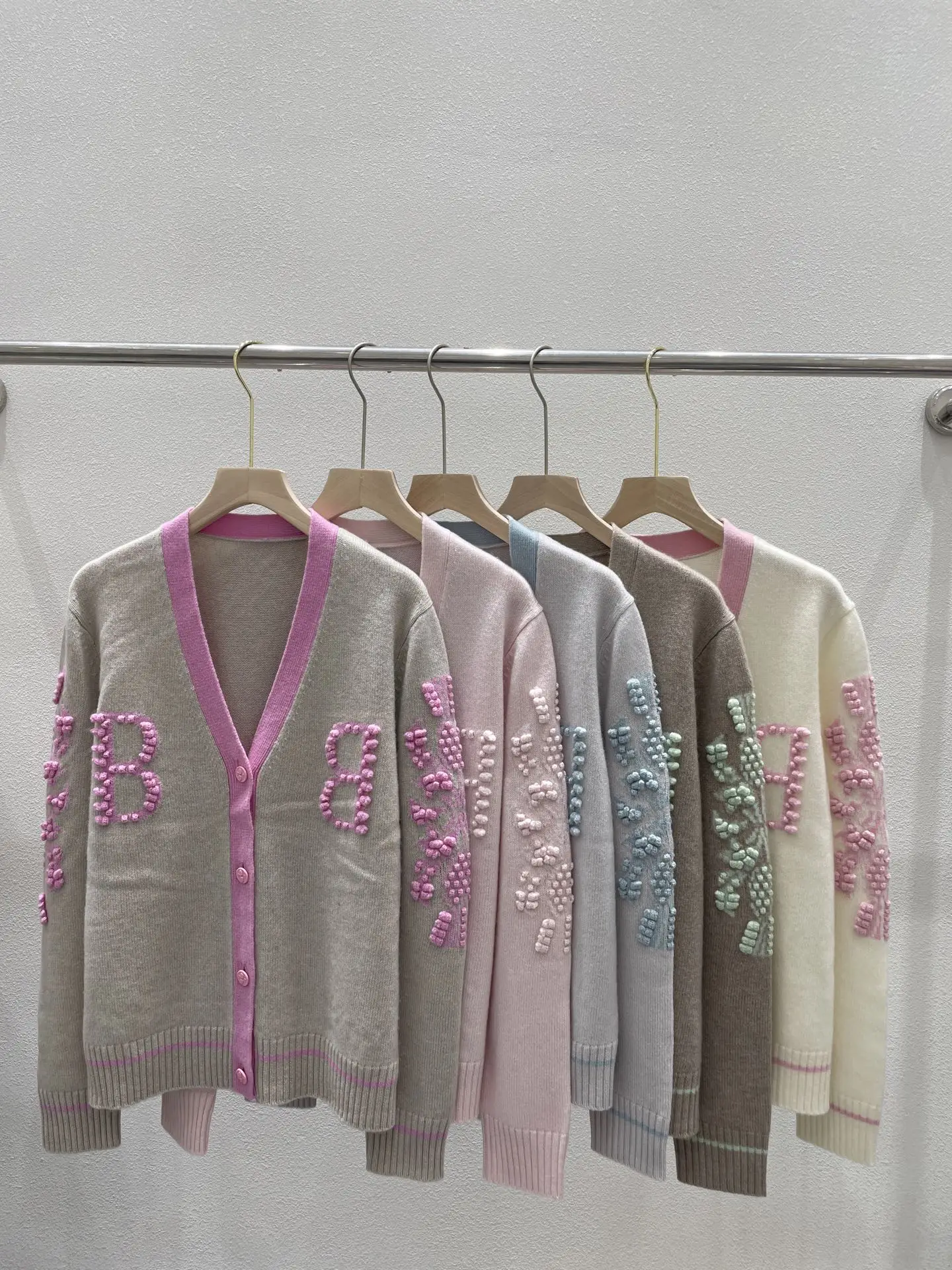 

2025 new V-neck embroidered contrast-colored letter style elegant commuting long-sleeved cardigan sweater