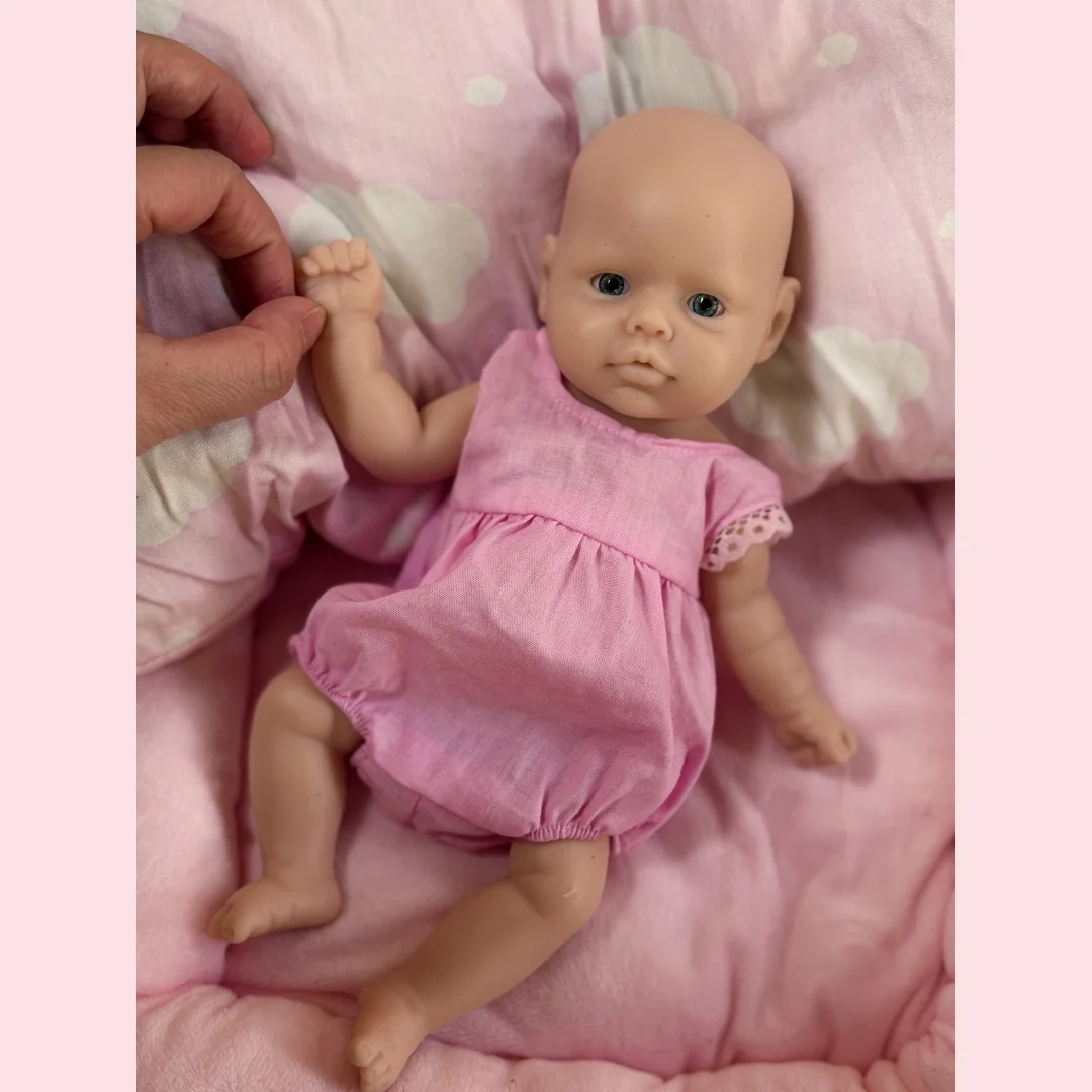 10-calowa / 2 Style Zmywalna Nielakierowana Lalka Dziewczynka z Otwartymi Oczami, Silikonowa, Miękka w Dotyku, Realistyczna Bebe Reborn