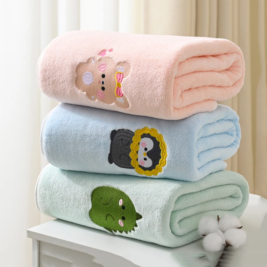 Toalha de banho de bebê de lã coral impressa, sem fiapos, lindo padrão de bordado, textura leve e macia, sensação delicada