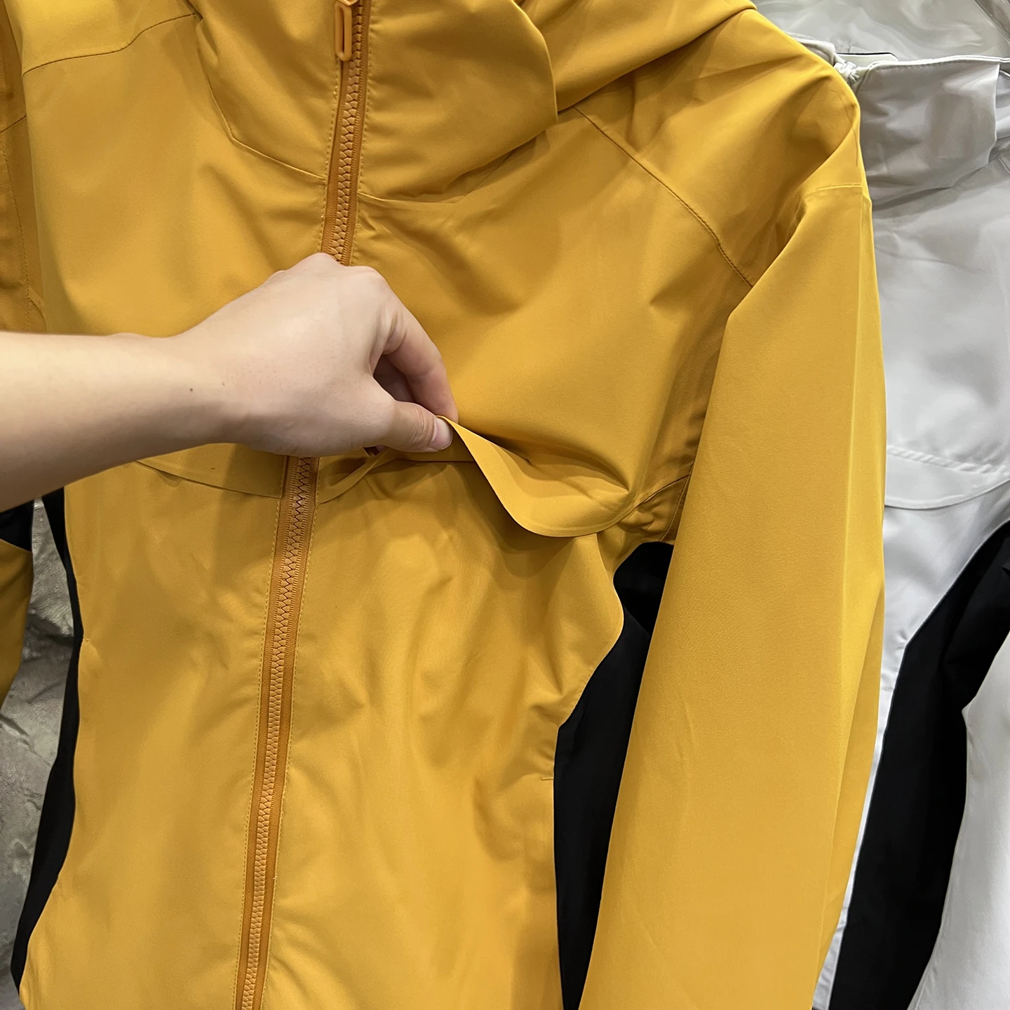 เสื้อแจ็คเก็ตผู้ชายแบบมีฮู้ด ผ้าโพลีเอสเตอร์กันลม ทรงพอดีตัว สำหรับฤดูใบไม้ผลิและฤดูใบไม้ร่วง คุณภาพสูง ป้องกันน้ำ