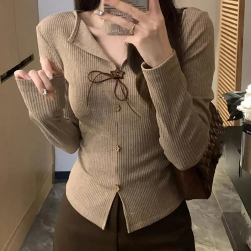 

Женская осенняя футболка с длинными рукавами и v-образным вырезом с американским бантом, модная и универсальная, облегающего кроя и топа для похудения, новый стиль