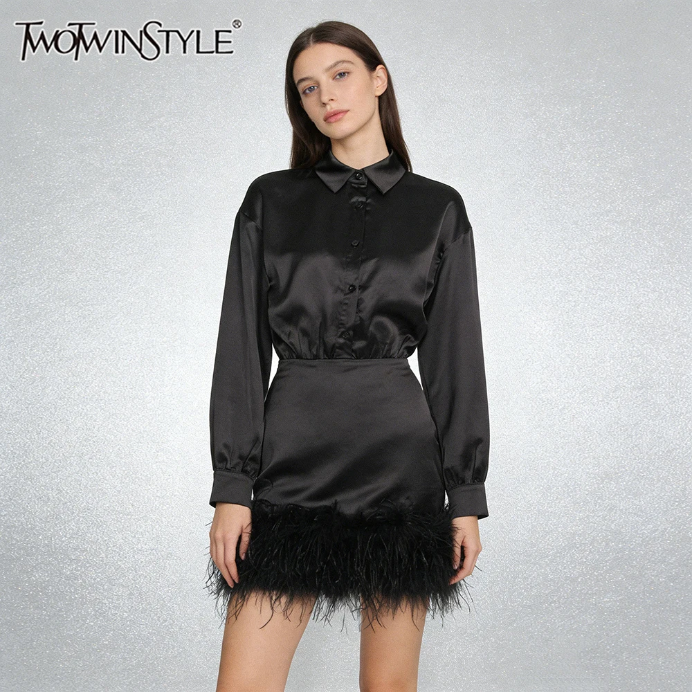 TWOTWINSTYLE Sexy Vintage Cocktails Black Satin Mini Dress for Women Lapel Slimming Design Feather Hem for Stylish Gala Parties