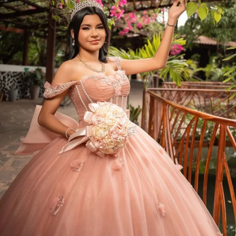 Abito Quinceanera arancione chiaro con spalle scoperte Decalcomania fiore 3D in cristallo di pizzo Coda lunga Fiocco abiti da 15 Quinceanera ﻿ Personalizza