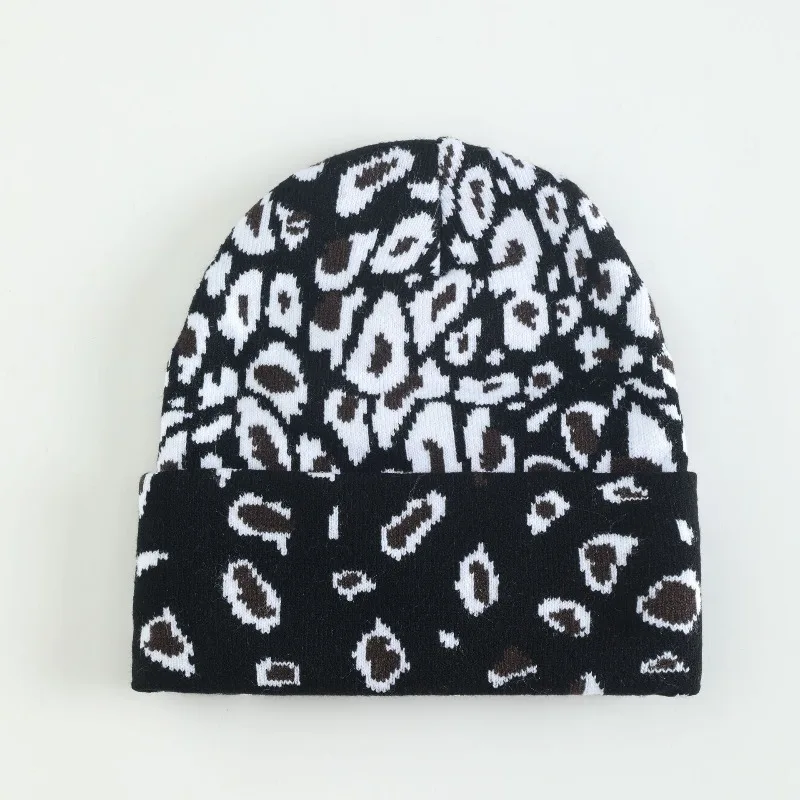Personalisierte Leopardenmuster-Strickmütze mit Individuell Gesticktem Logo für Herbst und Winter, Warme Acryl-Beanie-Mütze für Männer und Frauen – Detail 4