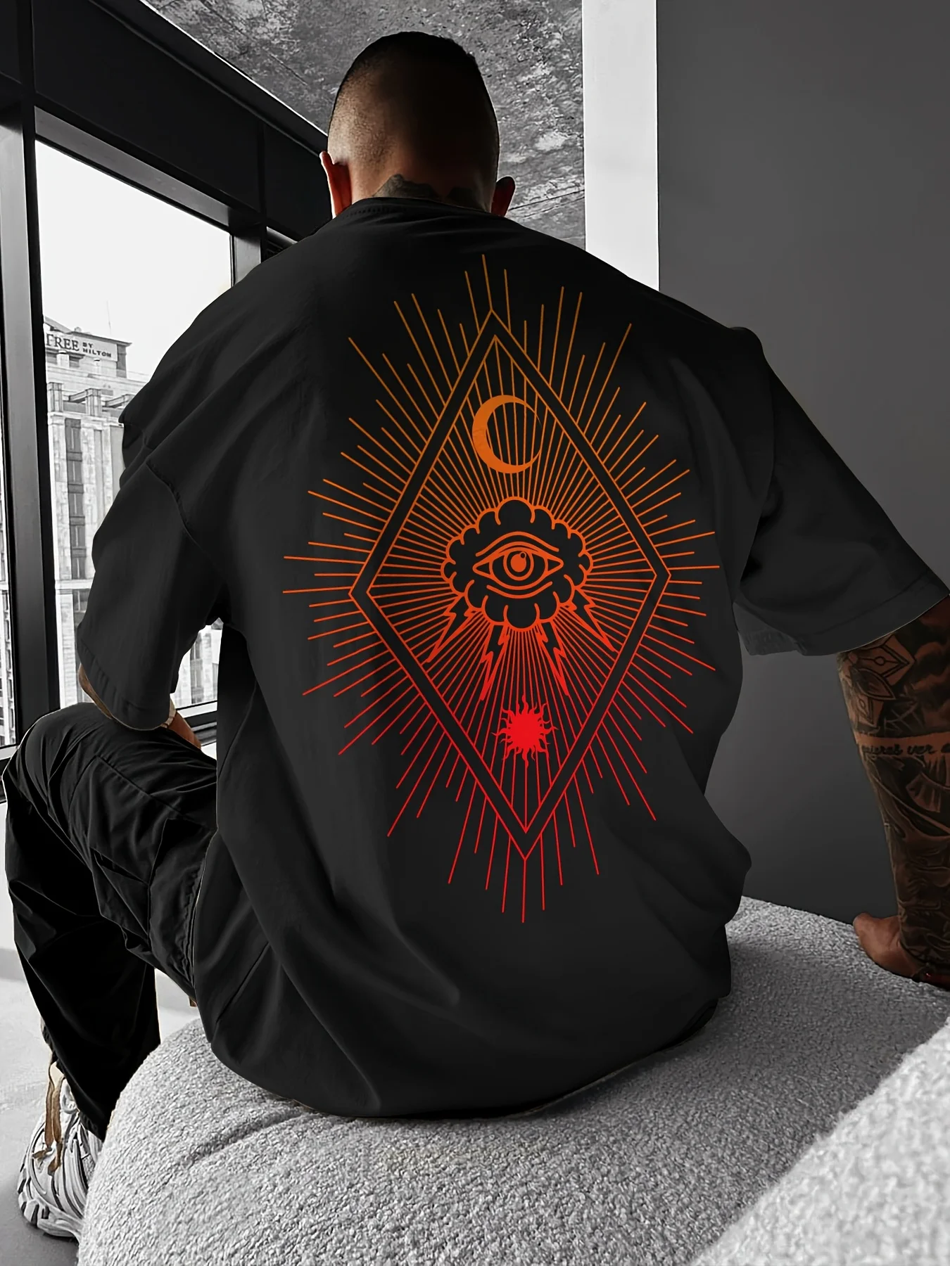 Mystischer Allsehender-Blinddienst-Druck im Farbverlauf auf hochwertigem, weichem 100% Baumwoll-T-Shirt für Herren, perfekt für den sommerlichen, lässigen Streetwear-Stil. – Detail 4