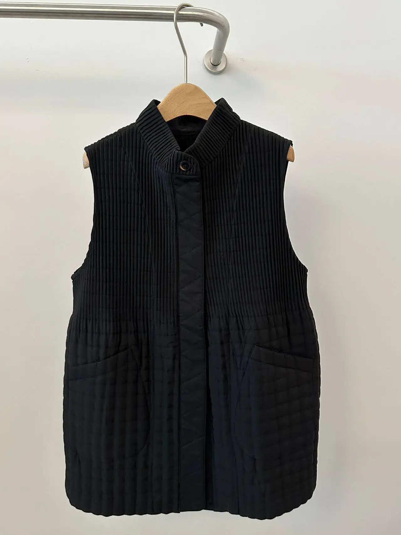 Japanese-inspired Minimalist Design Stand-collar Sleeveless Waistcoat Women Single-button Fastening Versatile Slimming Outerwear