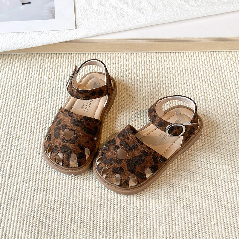 

Детские сандалии для девочек с цветочным узором и вырезами, летние, 2026, милые, с мягкой нескользящей подошвой, размеры 22-31