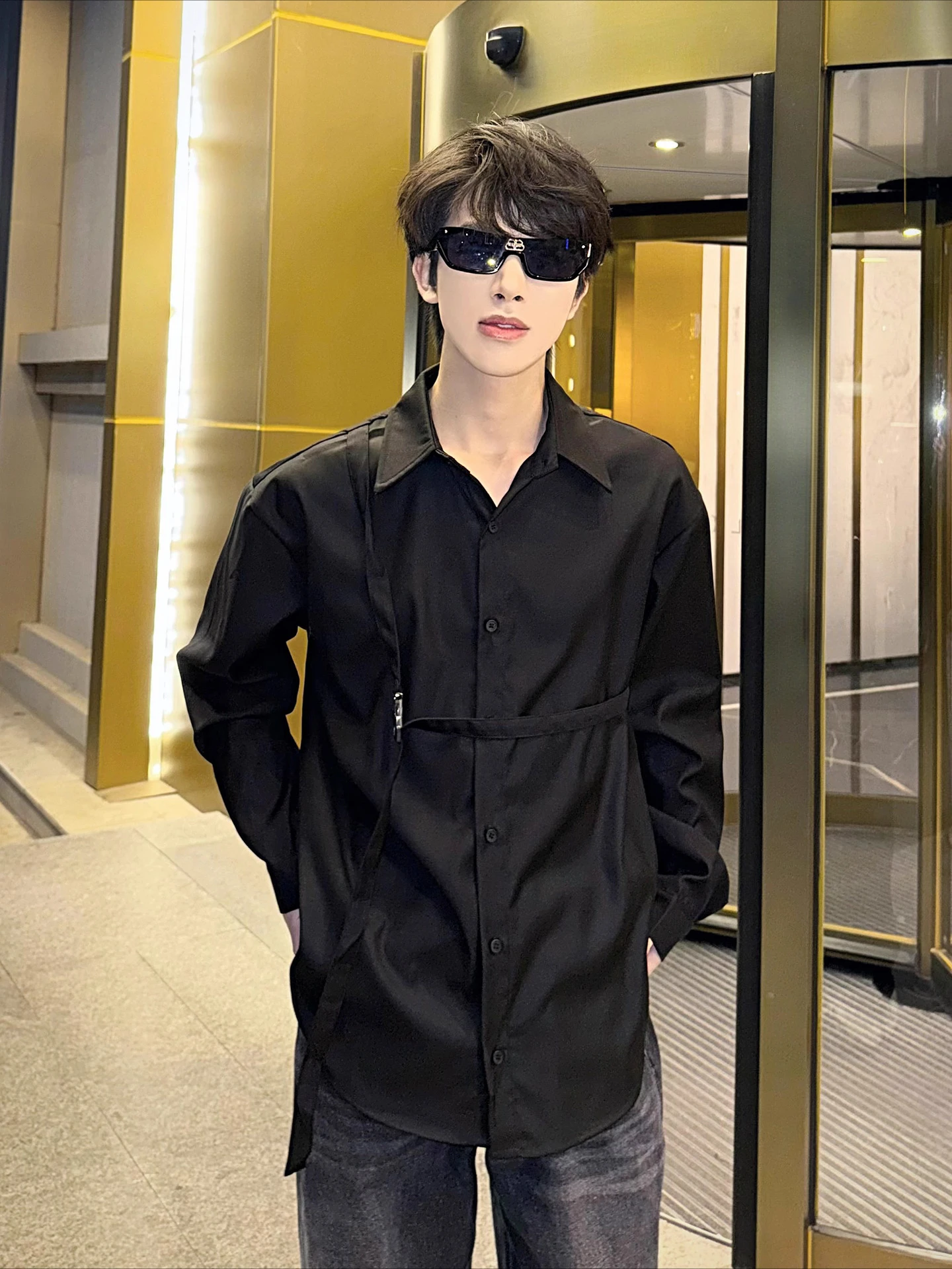 Camicie a maniche lunghe da uomo 2025 Autunno da uomo New Trendy Decorazione del nastro Top di fascia alta Gentleman Camicie larghe e confortevoli in tinta unita