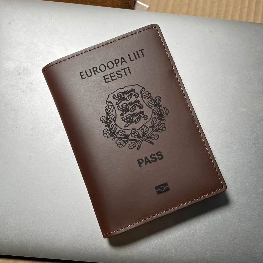 Funda de pasaporte hecha a mano de la República de Estonia, soporte de pasaporte de cuero genuino personalizado