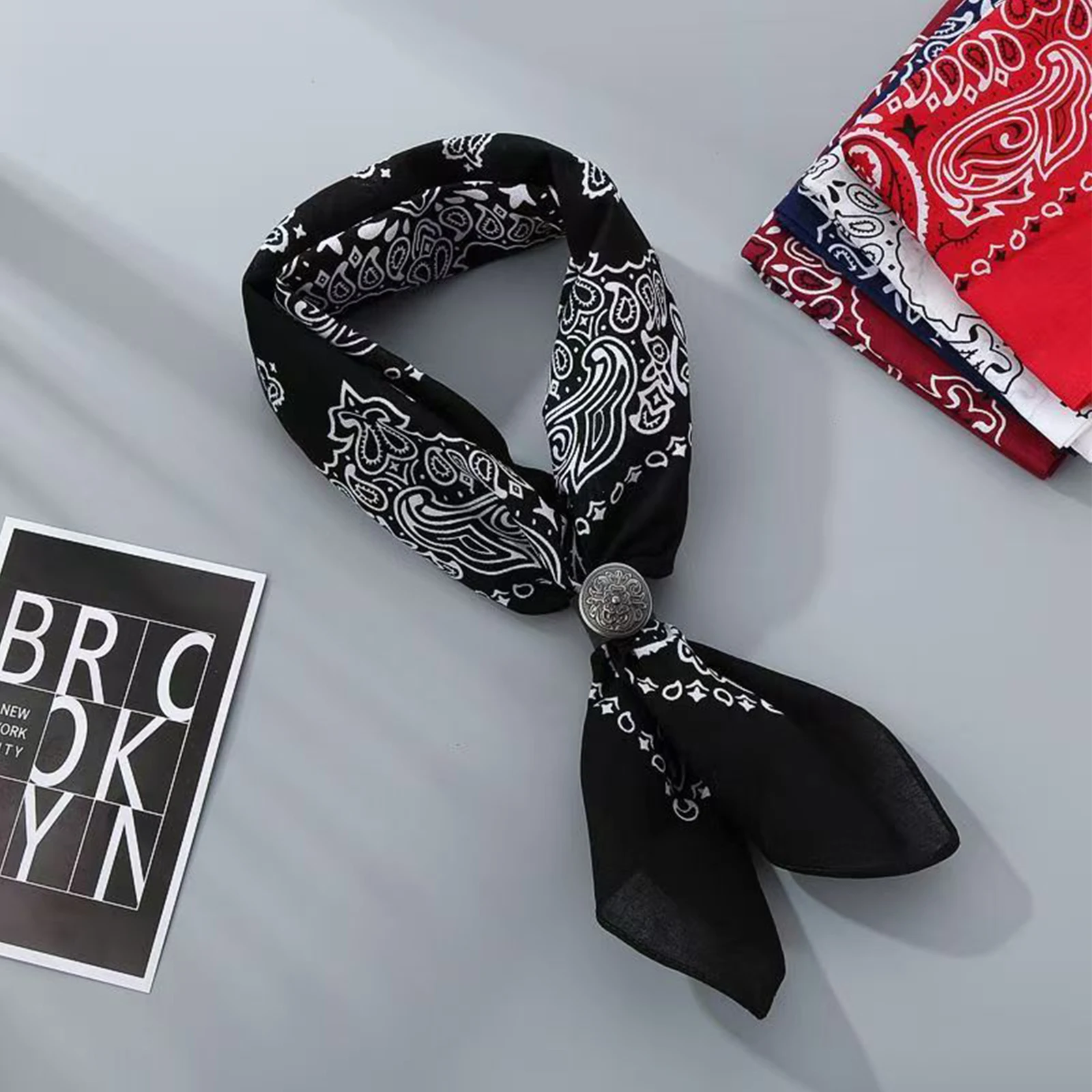 Ensemble d'écharpe bandana de style occidental avec boucle florale argent antique, motif Paisley noir, anneau d'écharpe en cuir, écharpe carrée et S