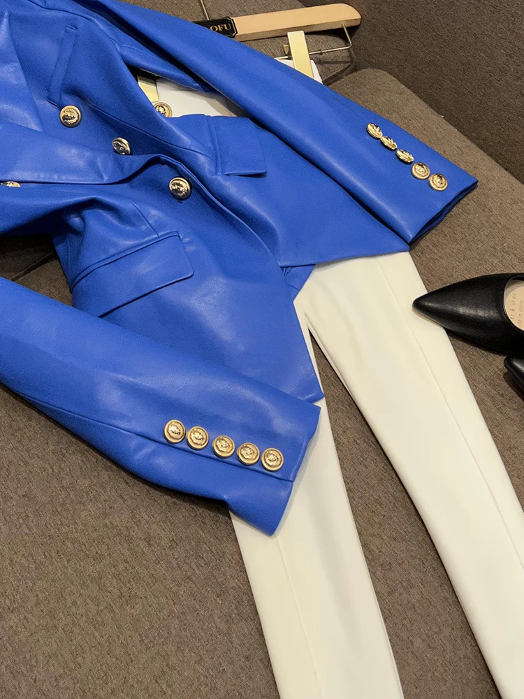 سترة نسائية أنيقة عالية الجودة من الجلد الصناعي مع إبزيم معدني، تصميم نحيف وأنيق بأكمام طويلة ولون موحد مناسب للعمل