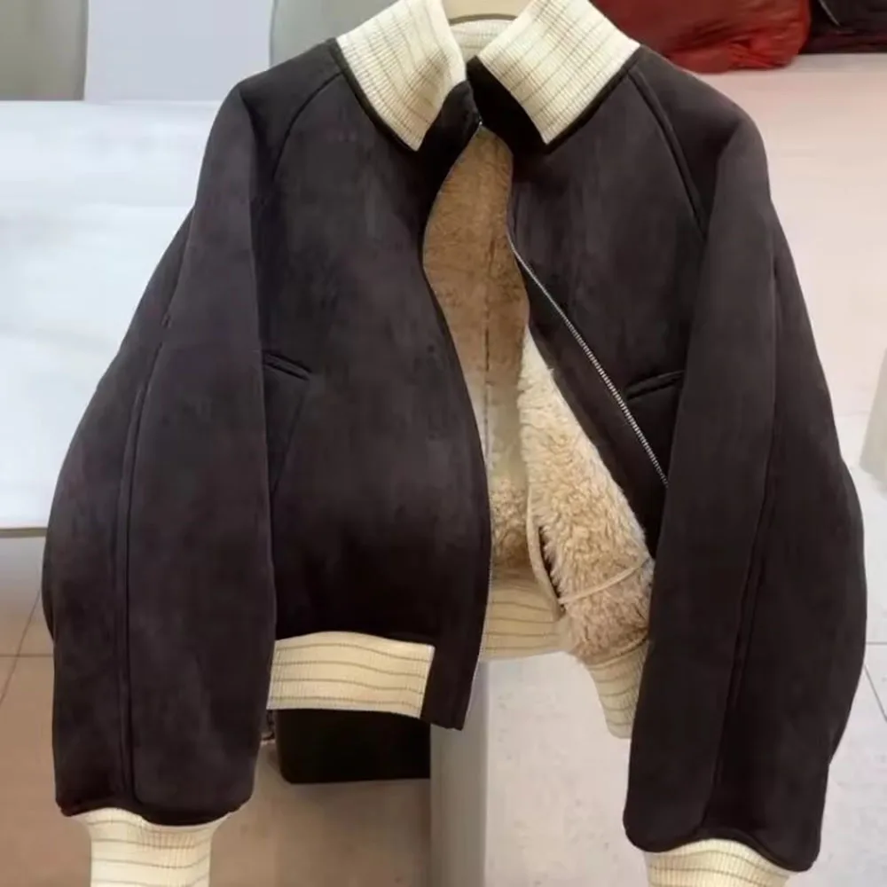 

Зимняя коллекция 2026: Модная короткая куртка-бомбер с цветовыми блоками, на молнии, с карманами, свободного кроя, повседневная, женская, из овечьей шерсти