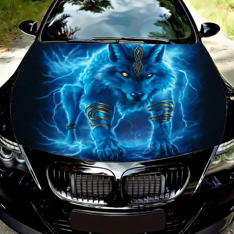 

Фантастическое синее существо в форме волка с синими глазами, светящимися оранжевыми глазами и электрическими синими искрами, кельтский узел на лбу, золотистый спиральный узор на капоте автомобиля.