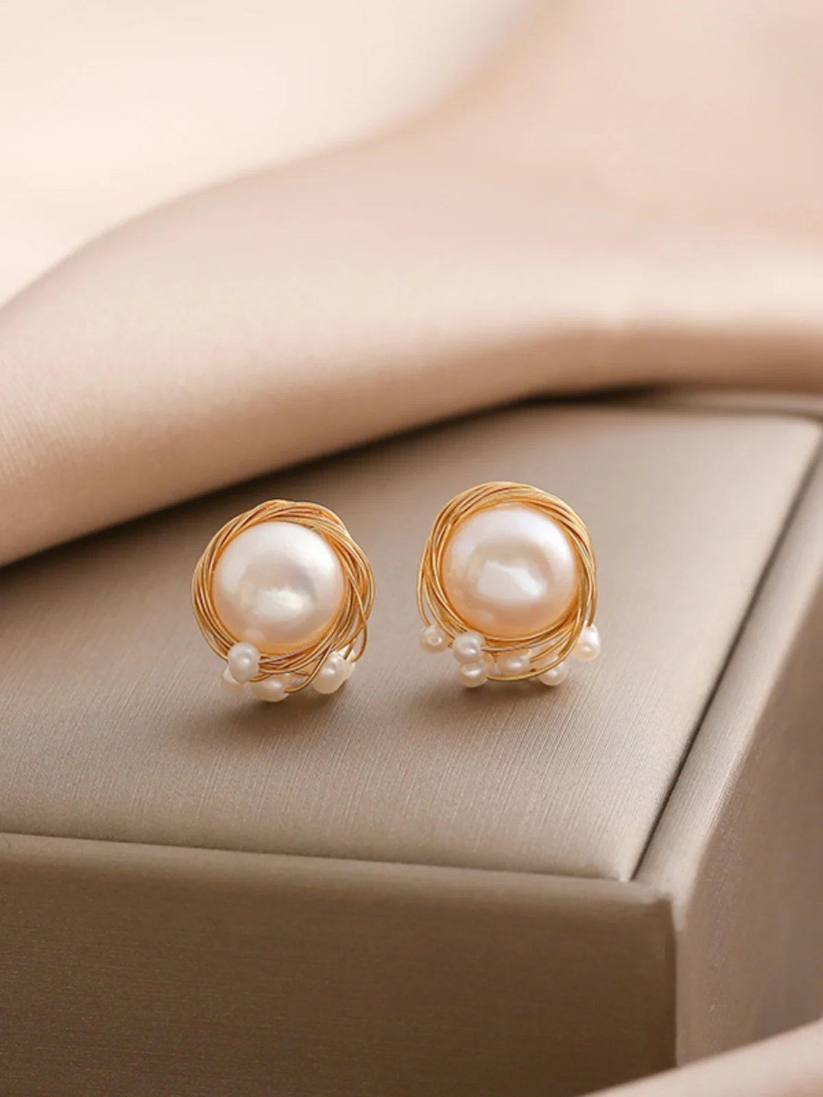 

Lii Ji Real Pearl Stud Earring 925 Sterling Silver 18k Gold Plated Tiny Pearl Bird's Nest Wire Wrap Earrings for Women