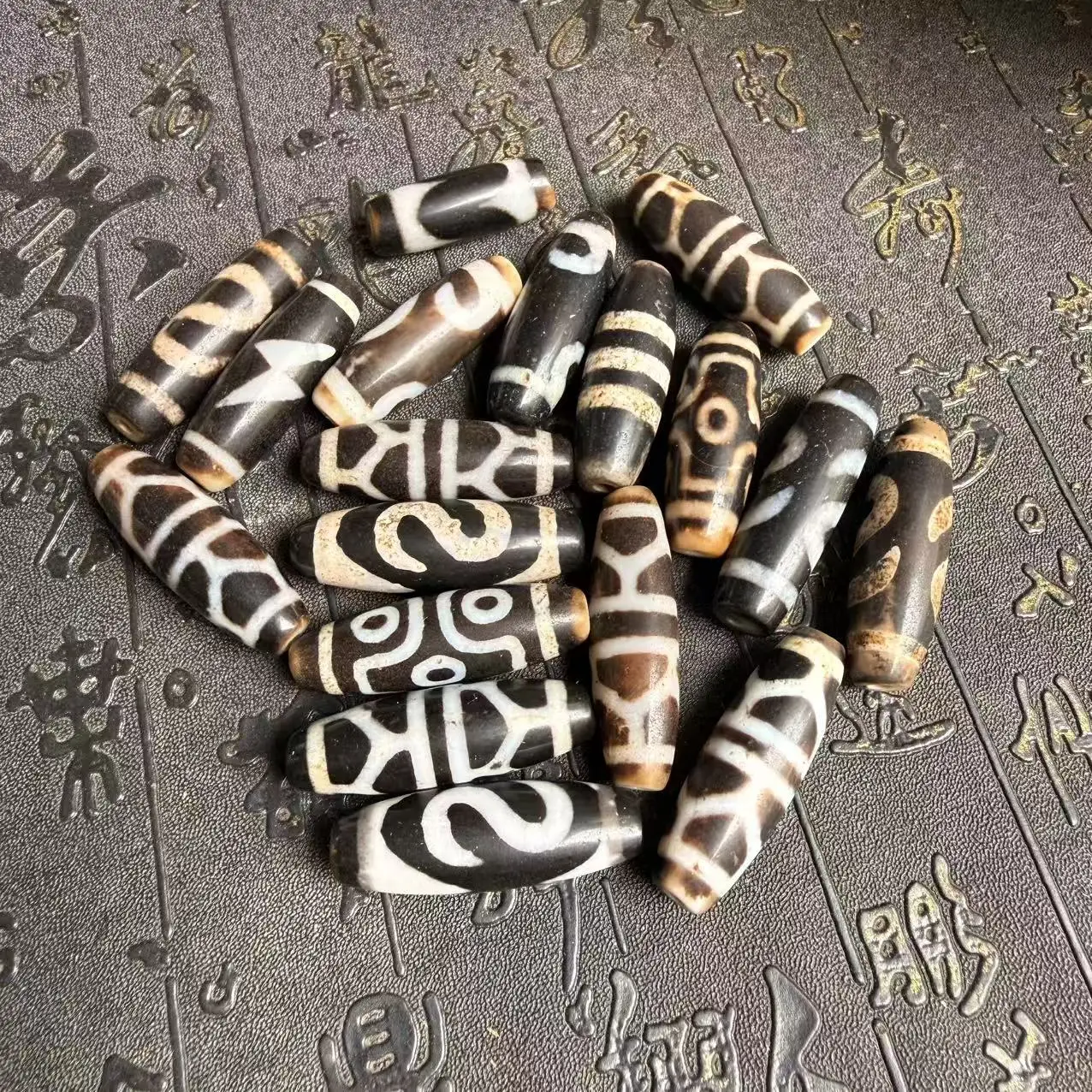 20pcs/lot Snowy Sky Beads with Black Cinnabar dots  Different Totems  dzi beads Tibetan styles for Jewelry making