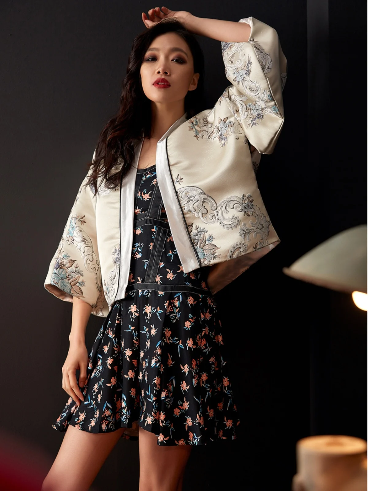 

Original Design Women's ort Jaet Embroidered Slim Fit Modified Sve pe Cotton Blend V-Ne Plant Floral Pattern