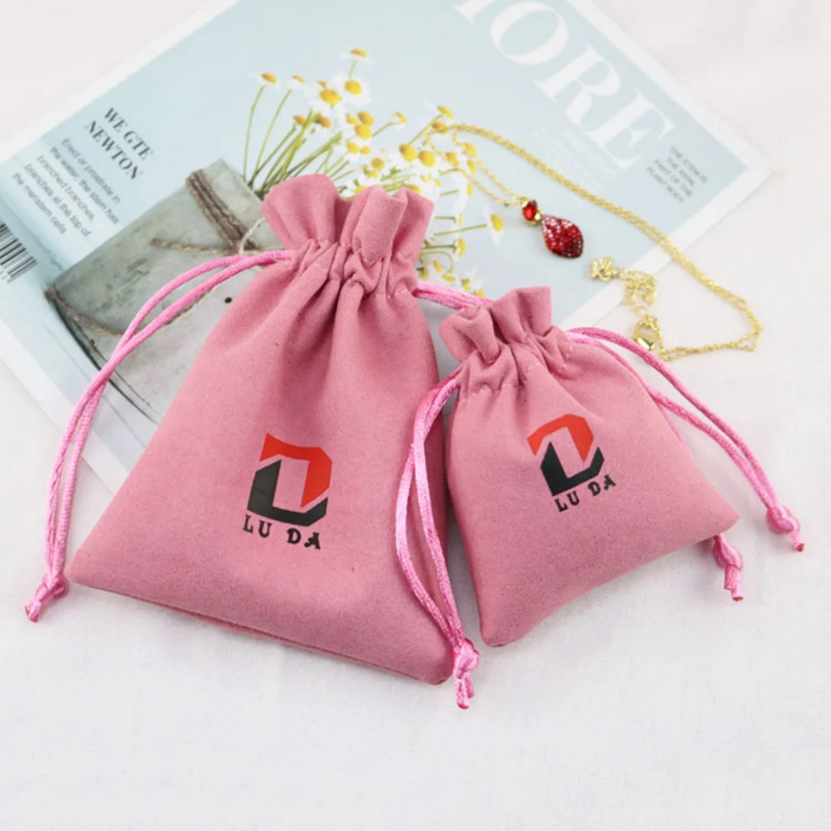 

100pcs ustom Logo Microfiber Velvet Jewelry Gift Bag Wedding Favors Bulk Candy Organizer Pouch Earrings Packaging Storage Bag