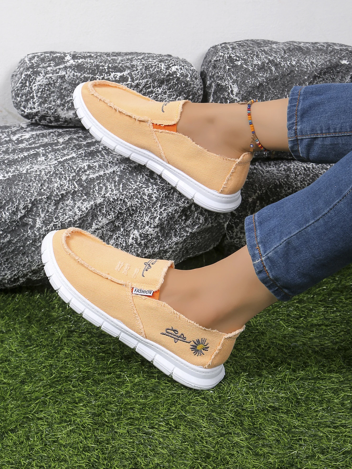 Damen-Slip-On-Schuhe aus Segeltuch, lässige Slipper mit Gänseblümchen-Stickerei, bequeme, leichte Wanderschuhe für den täglichen Gebrauch – Detail 8