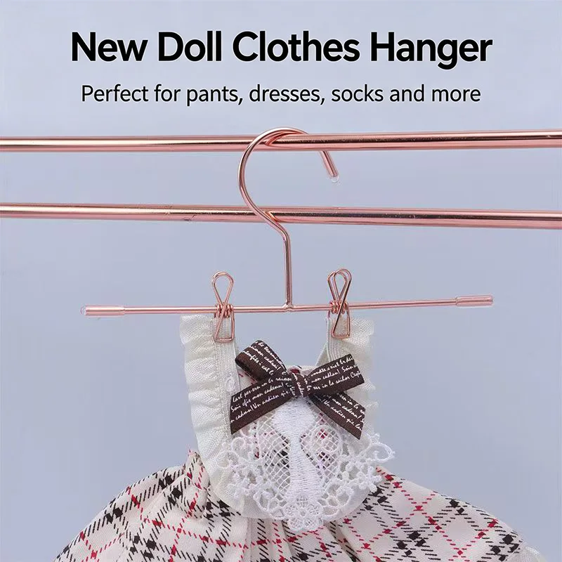 5 metal doll outfits, small hangers for organizing doll clothes, dollhouse decoration