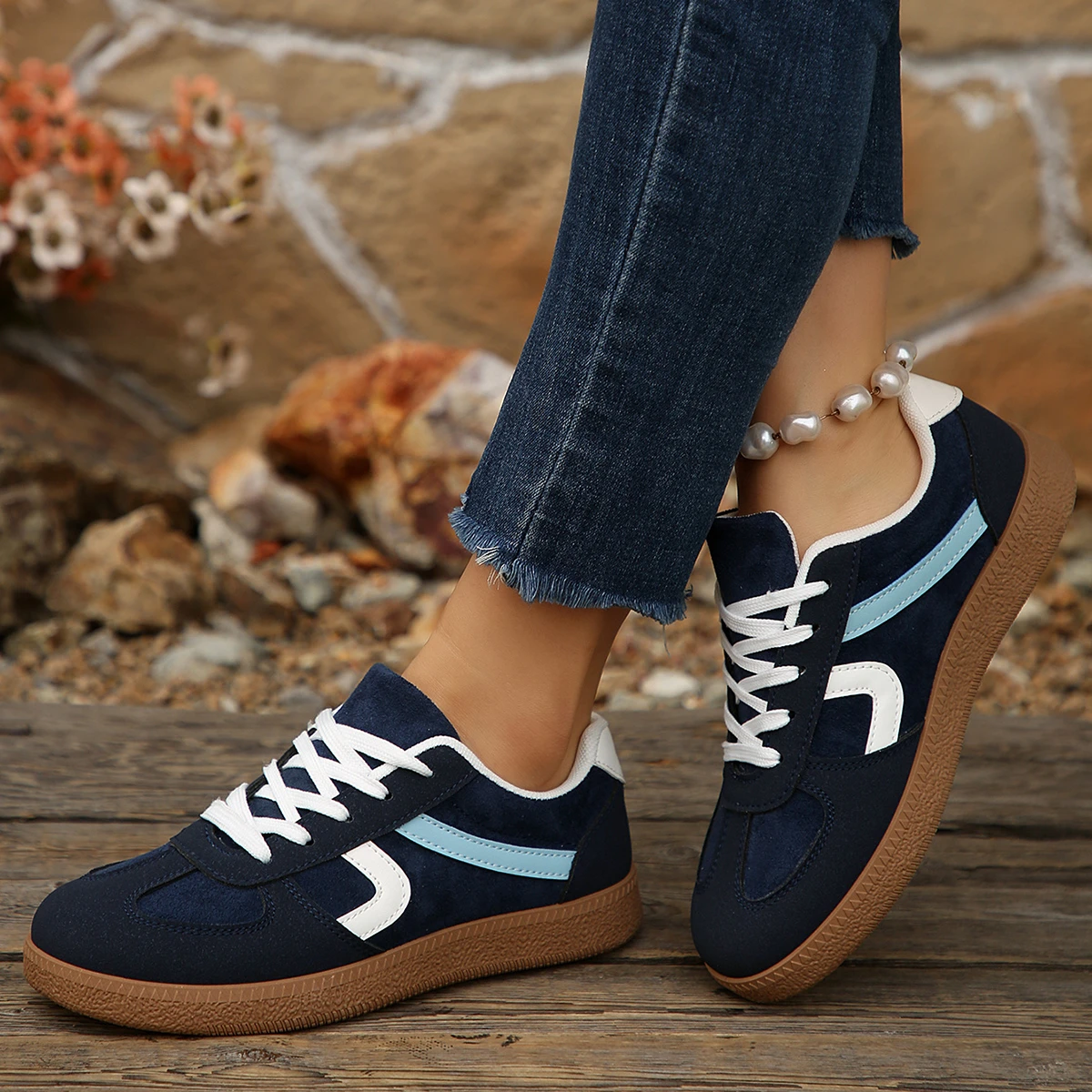 2026 Herbst Damenmode Wildleder-Sneaker mit Doppelschnallen-Metalldetails Leichte Atmungsaktive Bequeme Freizeitschuhe