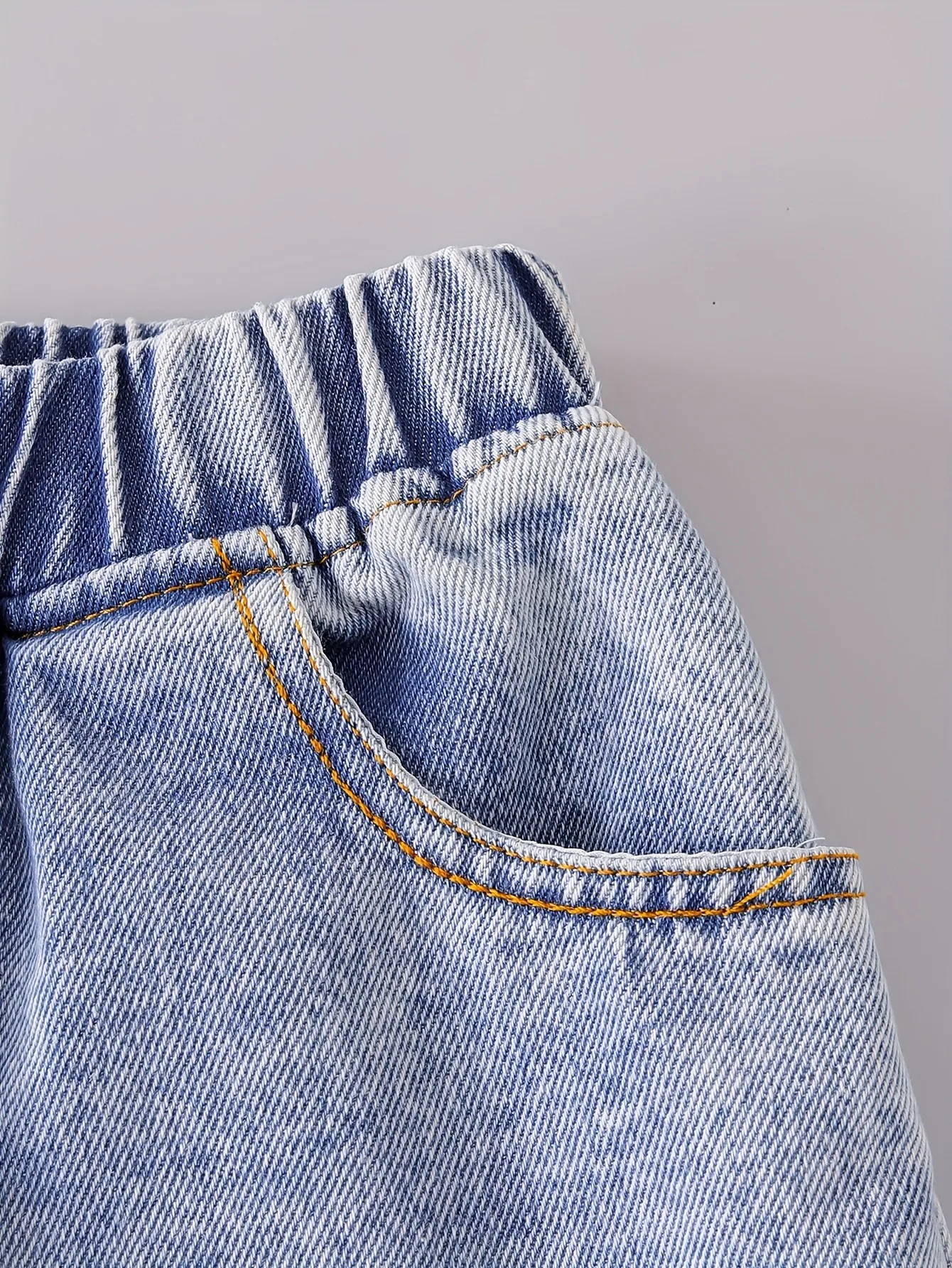 Zweiteiliges süßes Outfit-Set für Mädchen, rosa, mit Schleifenverzierung, gerüschtes, langärmliges Crop-Top und Jeans mit elastischem Bund und weitem Bein – Detail 5