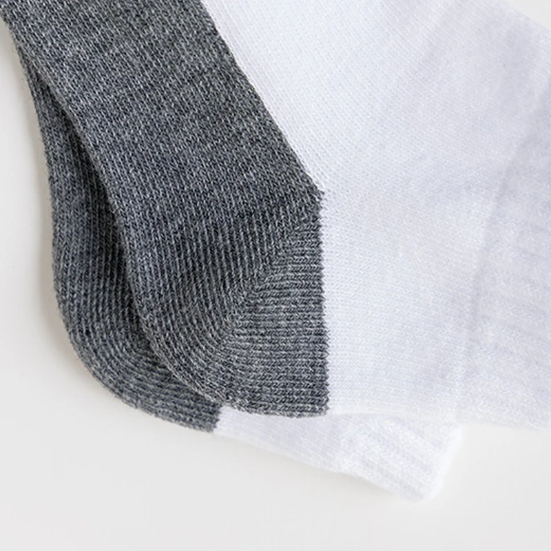 12 Paar einfache, kurze Socken für Kinder – weißes und graues Design, atmungsaktiv – geeignet für Jungen und Mädchen, ideal für die Schulanfangszeit. – Detail 4