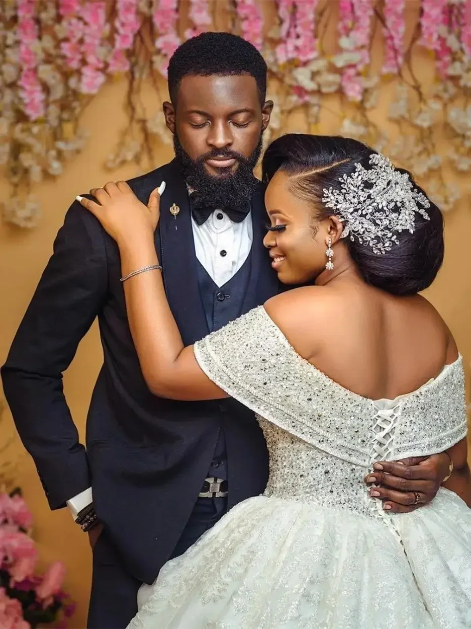 Maßgeschneiderte Ballkleid-Brautkleider, schulterfrei, mit Perlen besetzt, Kristalle, Übergröße, Schnürung am Rücken, Brautrobe de Mariage