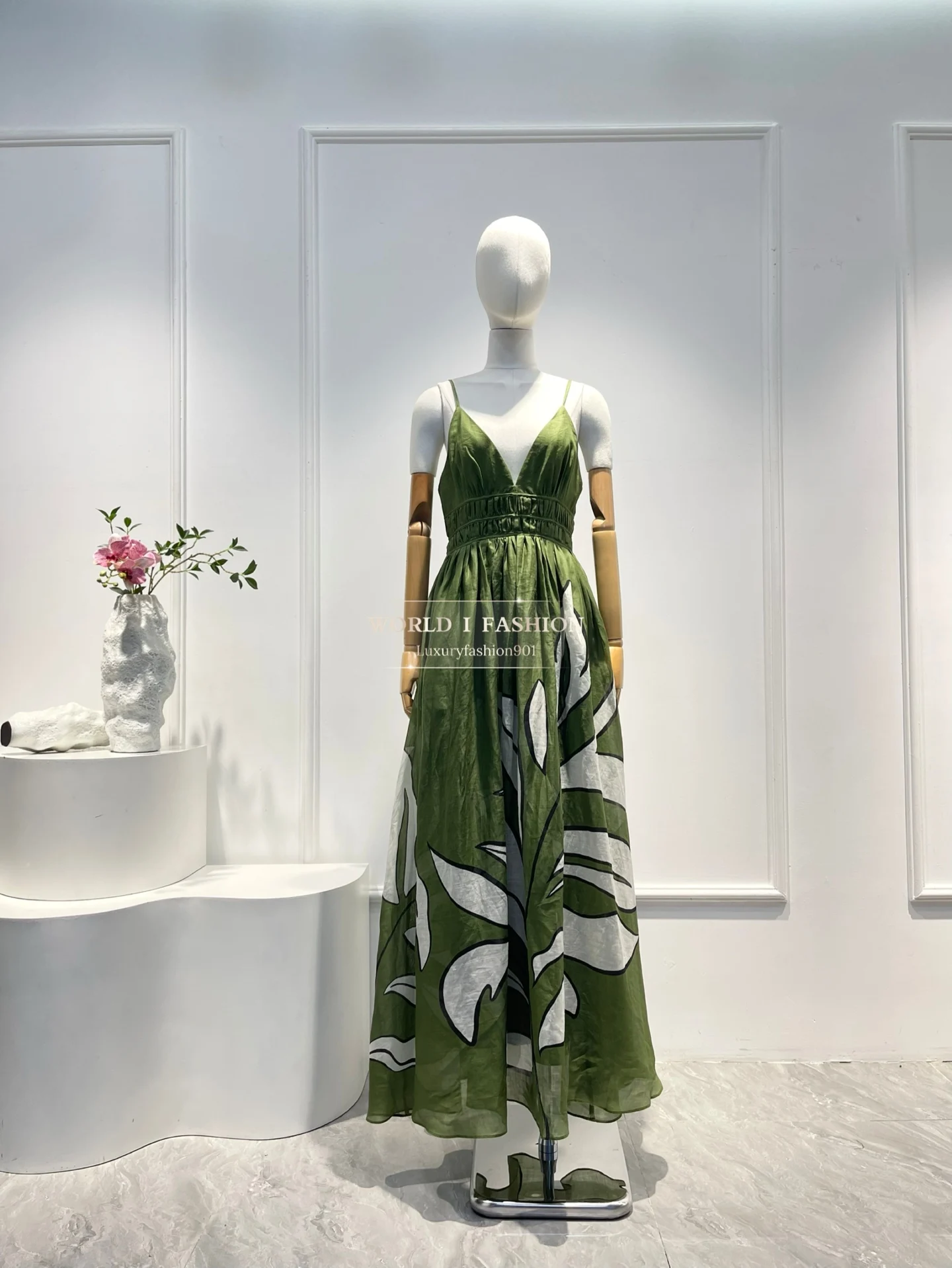 ملابس نسائية صيفية أنيقة لعام 2025 فساتين خضراء مع مطبوعات بيضاء ورقبة على شكل حرف V بدون أكمام فستان مادي