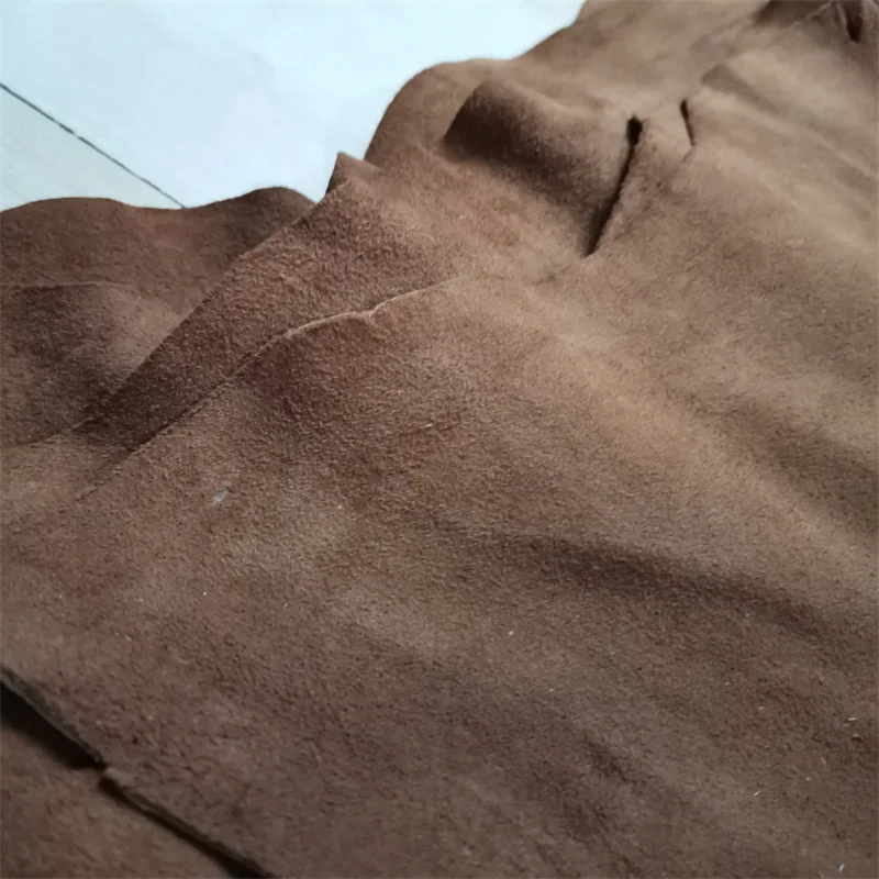 1 mm braunes schwarzes Schaf-Wildleder. Oberleder. Echtlederstoff. Handgefertigtes DIY für Kleidung im Inneren. Paketkante. Ganzes Schaffell – Detail 15